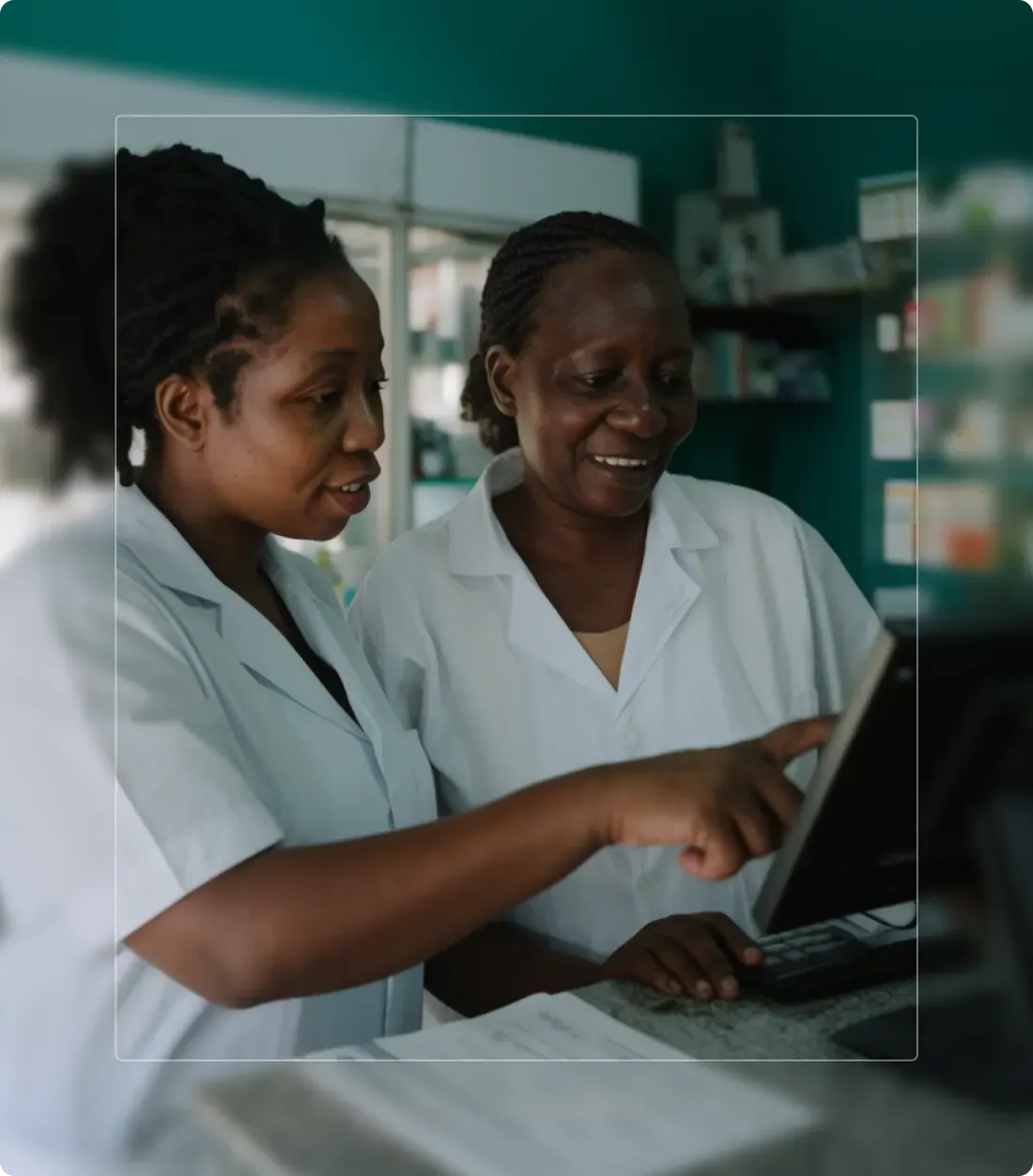 Deux pharmaciennes au comptoir devant la caisse Ruwa