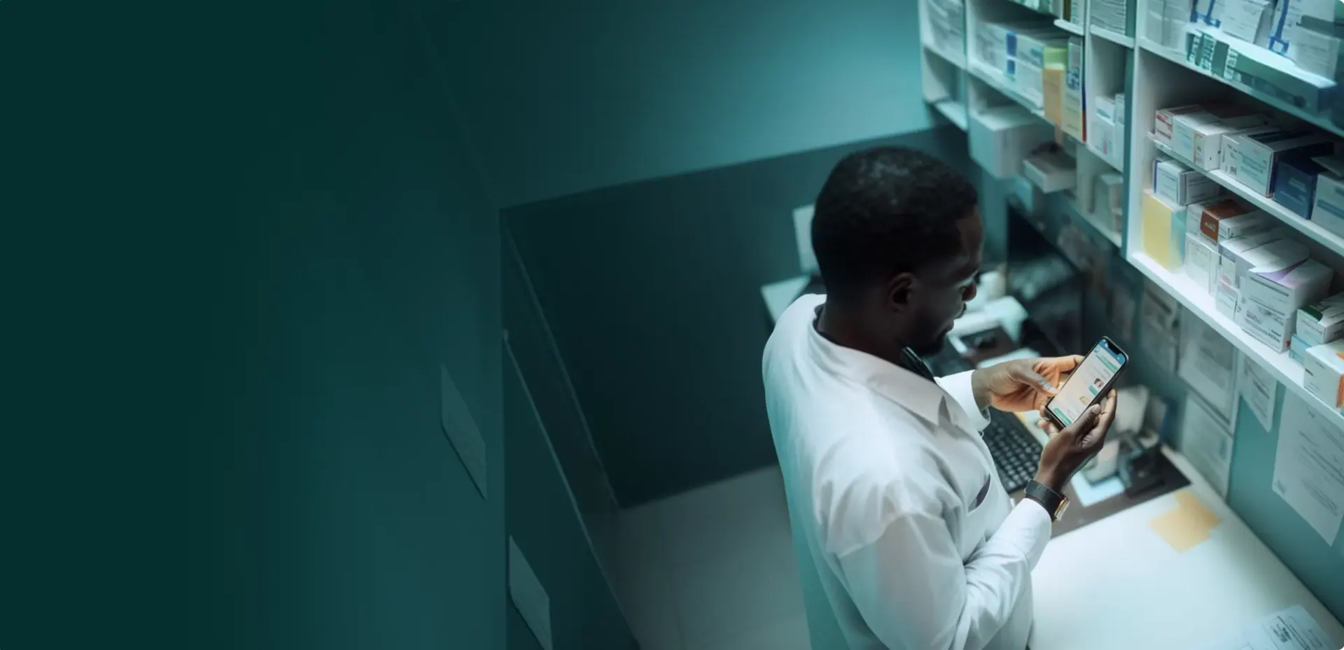 Pharmacien consultant Ruwa sur son téléphone dans l'officine